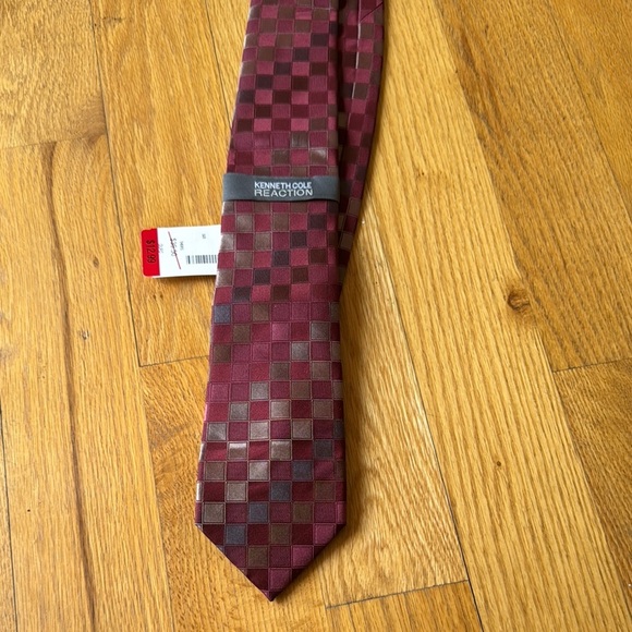Tie new Kenneth Cole Reaction Burgundy Checkered Tie - Picture 3 of 7